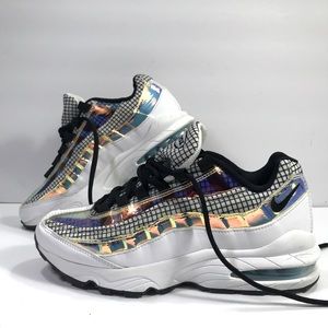 Nike Air Max 95 Sneakers / Shoe Size 7.5 Women’s. & Youth 6